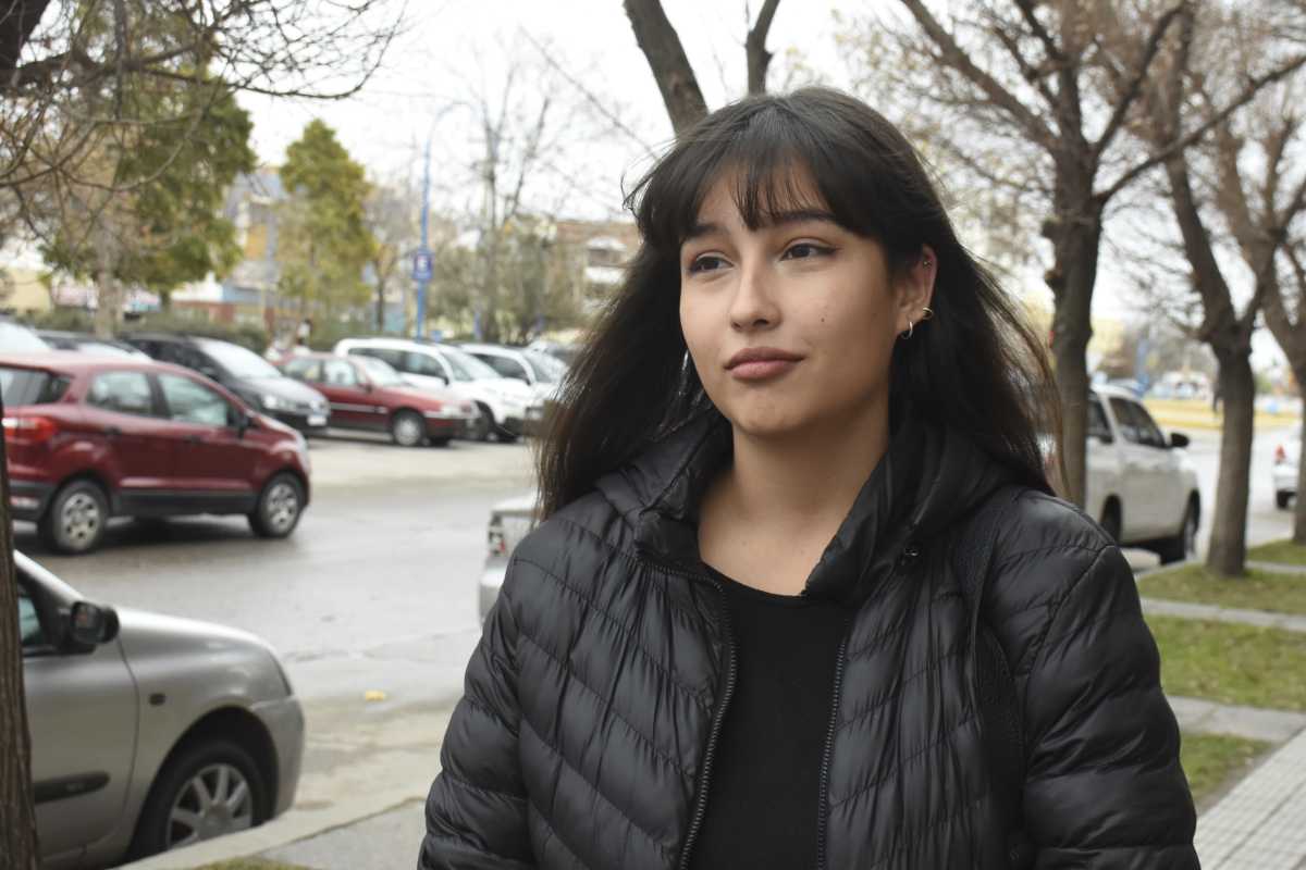 Chavela Suárez, la joven de Roca que presentó un amparo para seguir cobrando una pensión luego de la muerte de su madre y de su abuela. (Foto: Juan Thomes)