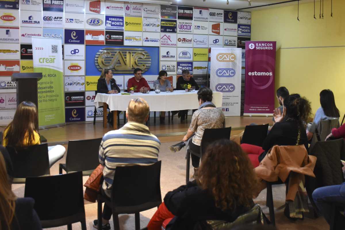 Esta mañana, en la sala de conferencias de CAIC de Roca, se realizó el lanzamiento oficial de la "Clínica del Emprendedor". Fotos Juan Thomes.