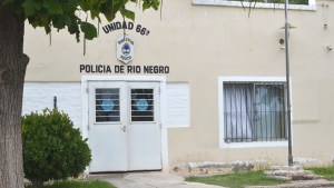 Mujer policía denunció a un subcomisario que la sancionó por ir al baño, en Mainqué