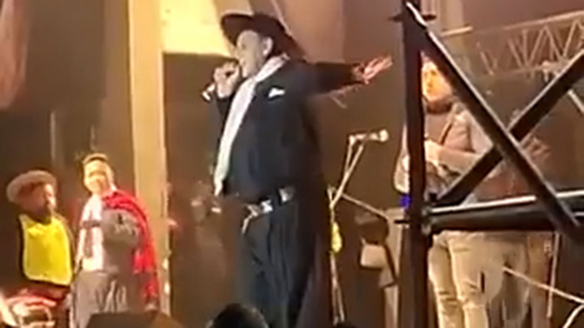 Como en todos los festivales, el Chaqueño canta tarde porque es el único modo que tienen los organizadores para que el público no se les vaya temprano de la fiesta.