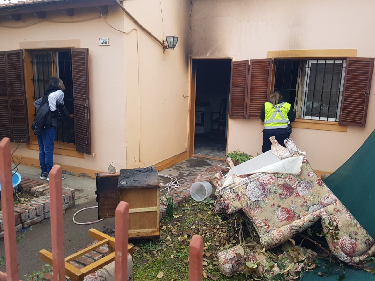 La vivienda que se incendió permanece con custodia policial hasta que se completen los peritajes. (Foto Néstor Salas)