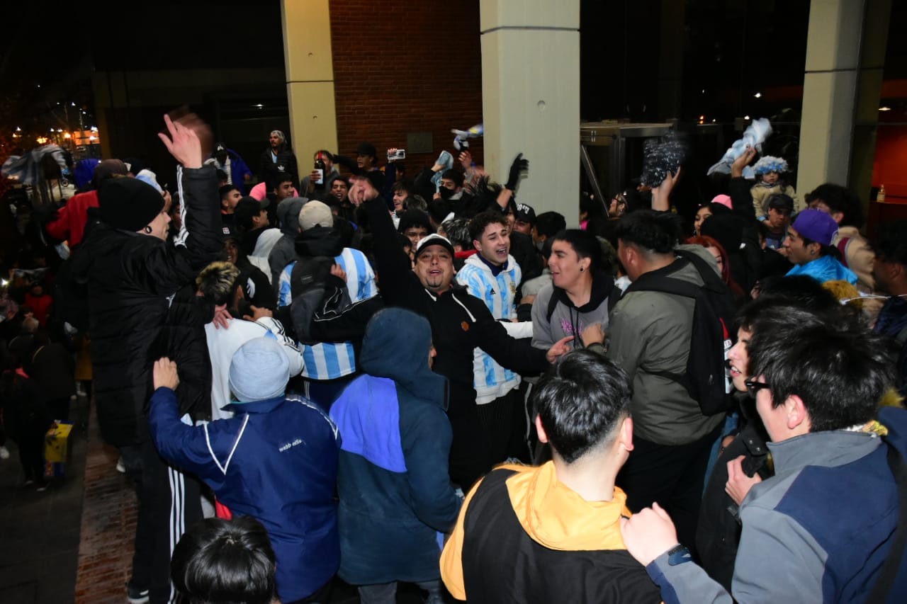 Los festejos se trasladaron a la entrada del Diario RÍO NEGRO. Foto Andrés Maripe