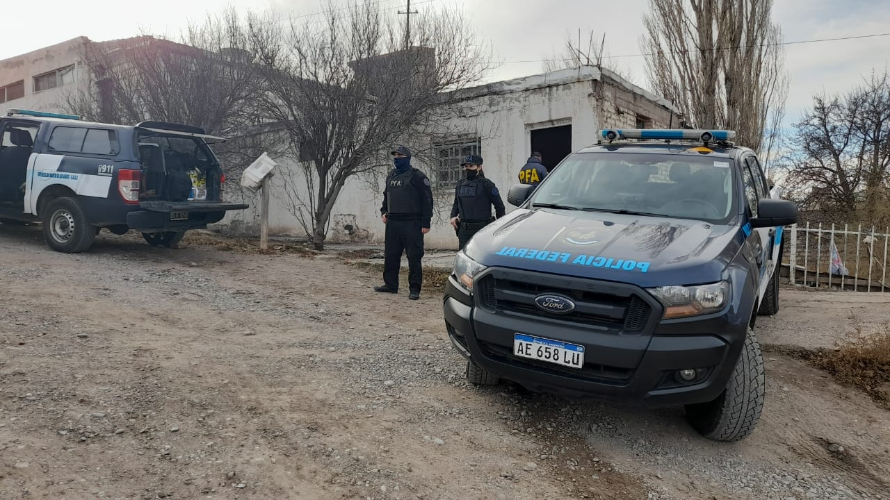 Los efectivos de la Policía Federal secuestraron importante cantidad de drogas en Piedra del Águila. Foto: Gentileza