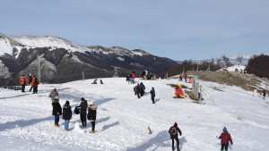 De cara al finde largo y Día del Padre, Cerro Bayo ya abrió para disfrutar la nieve en Villa La Angostura