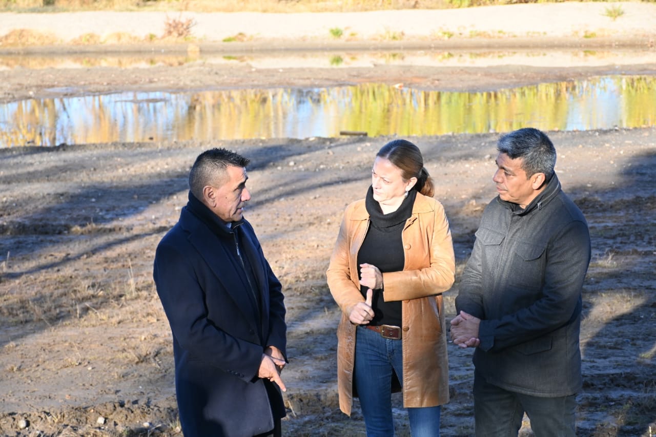 Rioseco, Lamarca y Escobar eligieron el brazo casi seco del río Limay para hablar sobre su reclamo del Ministerio de Ambiente. (Florencia Salto).-