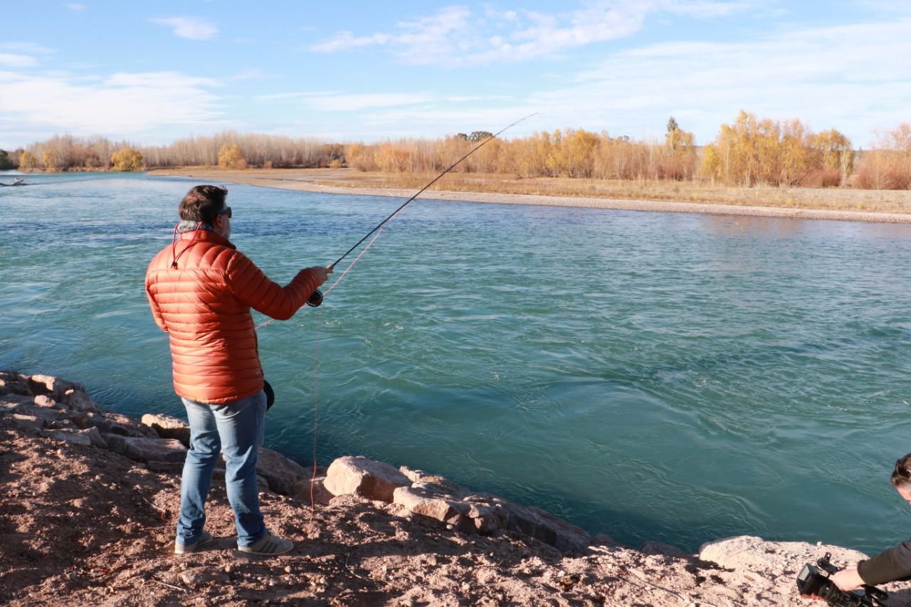 Pesca de otoño en las costa del río Limay,  balneario Municipal de Valentina (gentileza)