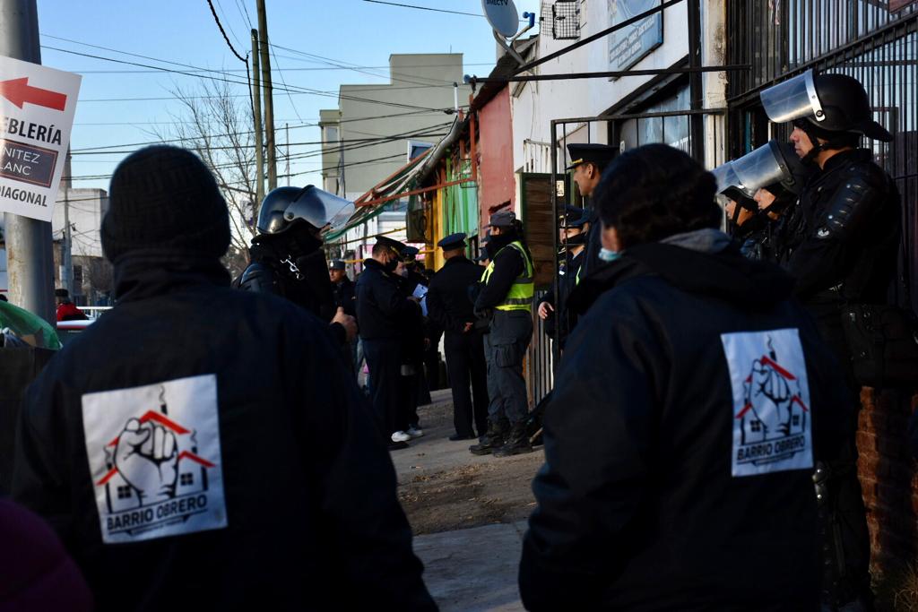 La justicia ordenó el allanamiento y desalojo de seis viviendas del barrio Huiliches. (Matías Subat).-