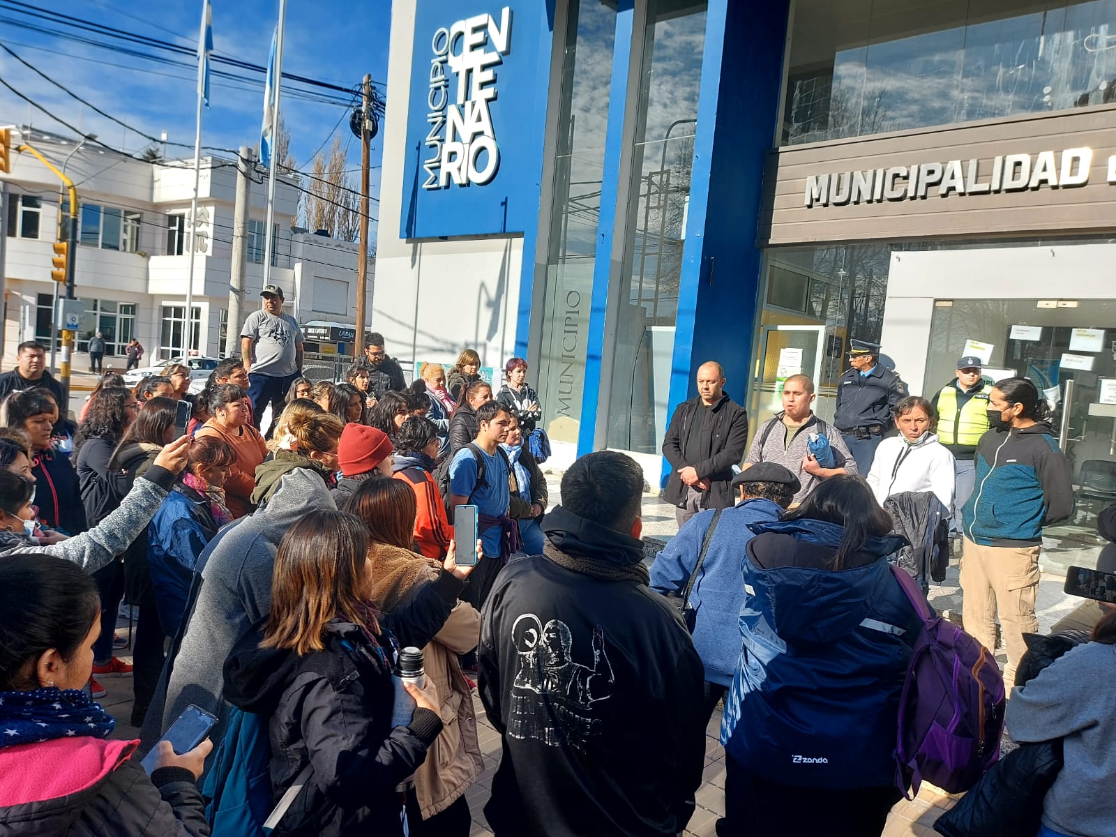 Trabajadores municipales de Centenario, tomaron el edificio principal. Foto: Gentileza. 