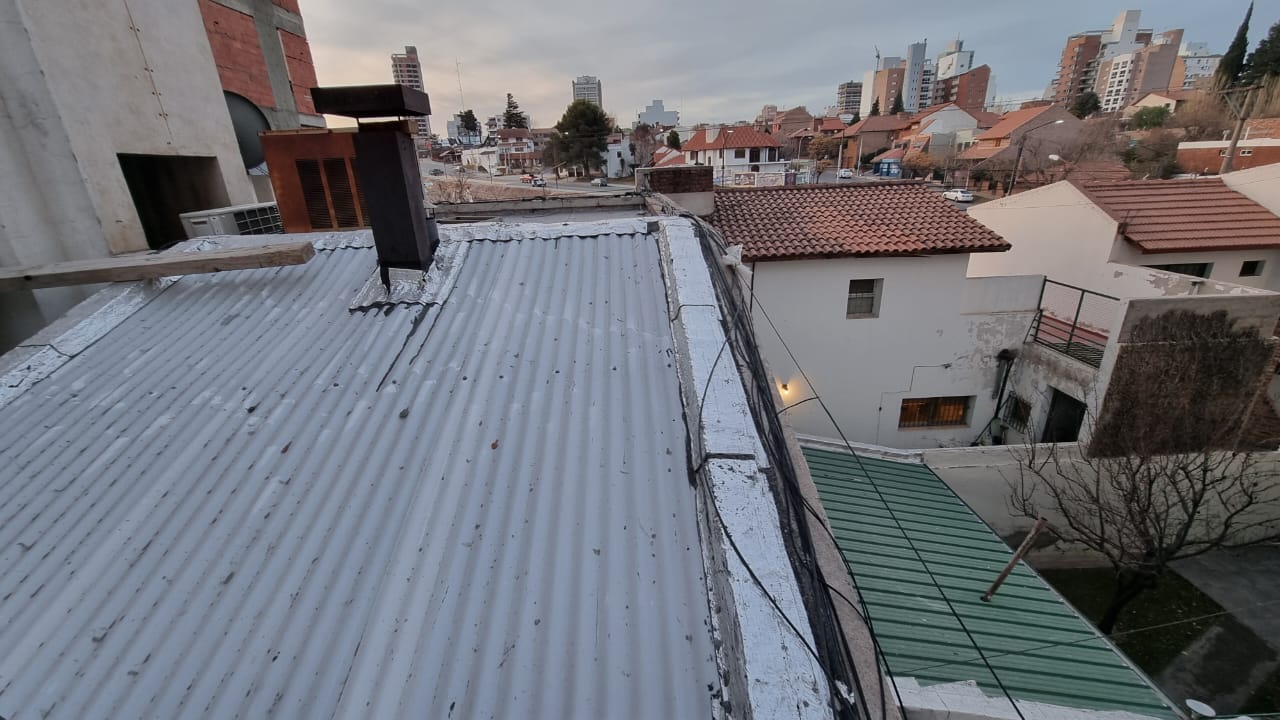 Un caño cayó desde un edificio en construcción, en Neuquén. Foto: Gentileza