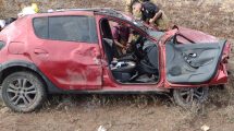 Imagen de Volvían desde Bariloche, volcaron en la Ruta 237 y dos de ellos están grave