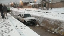 Imagen de Choques, vuelcos y hasta una caída en un zanjón por la nieve que trajo la ola polar a Neuquén