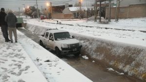 Choques, vuelcos y hasta una caída en un zanjón por la nieve que trajo la ola polar a Neuquén