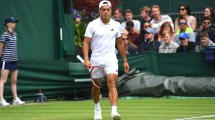 Imagen de Báez, otro argentino que sufre una durísima derrota en Wimbledon