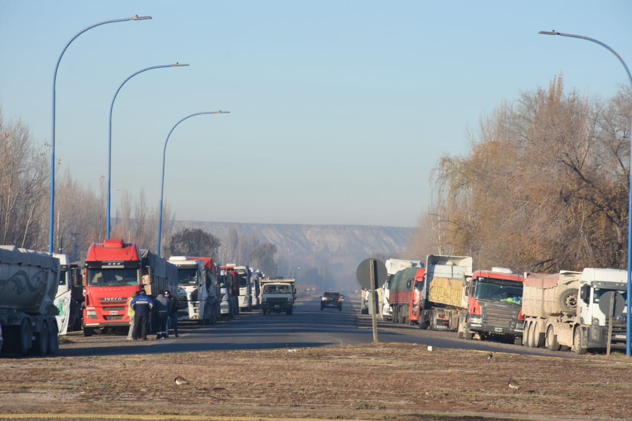 Varios camiones cargados con arena tuvieron que esperar a la vera de la ruta los controles de los referentes del Sindicato de Camioneros. (foto: Juan Thomes)