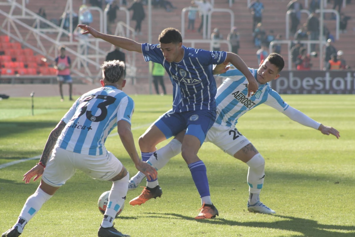 Chancalay vio la roja y condicionó las ambiciones de Racing, que perdió en Mendoza. 