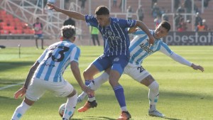 Racing no levanta y cayó en Mendoza: Chancalay vio la roja por una patada descomunal