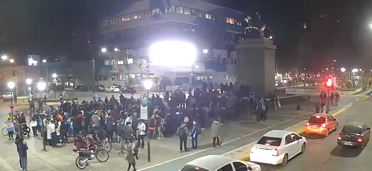 En el centro de la ciudad de Neuquén hubo festejos tras el triunfo de Argentina en Wembley (captura pantalla Neuquén Capital)