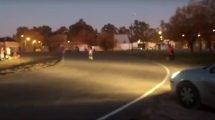 Imagen de Iluminan con autos la pista para que sus hijos practiquen patín en Centenario