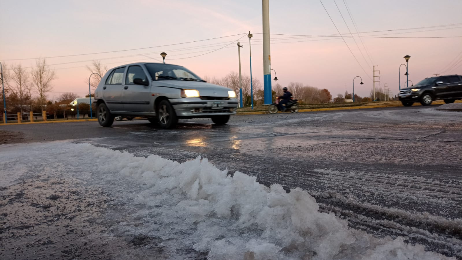 Desde hace dos días que resulta sumamente difícil transitar por Mendoza y Gelonch. (foto: César Izza)