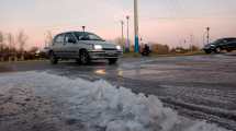 Imagen de Por hielo, cortan el tránsito en la rotonda de calle Mendoza y Gelonch, en Roca