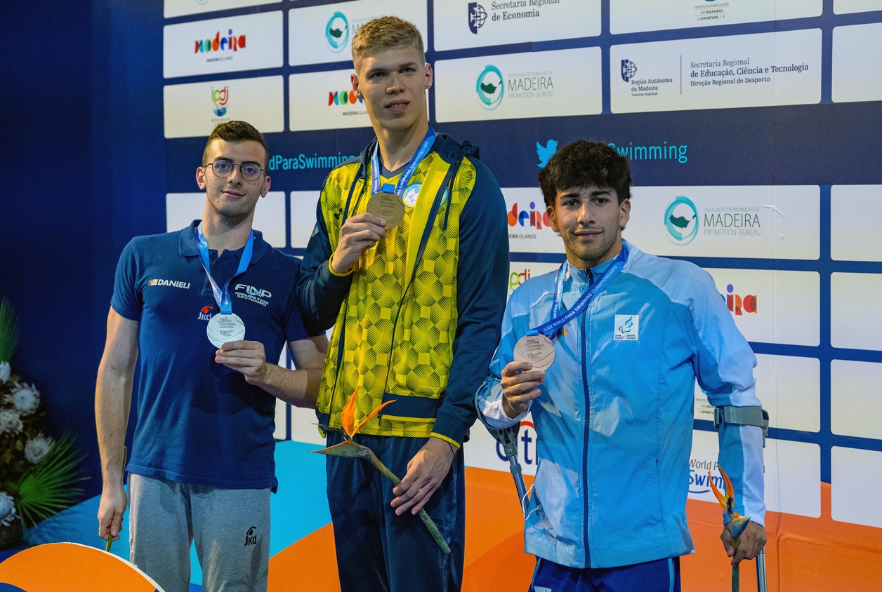 Basiloff junto a sus compañeros de podio. El nadador neuquino obtuvo su tercera medalla en la semana. 