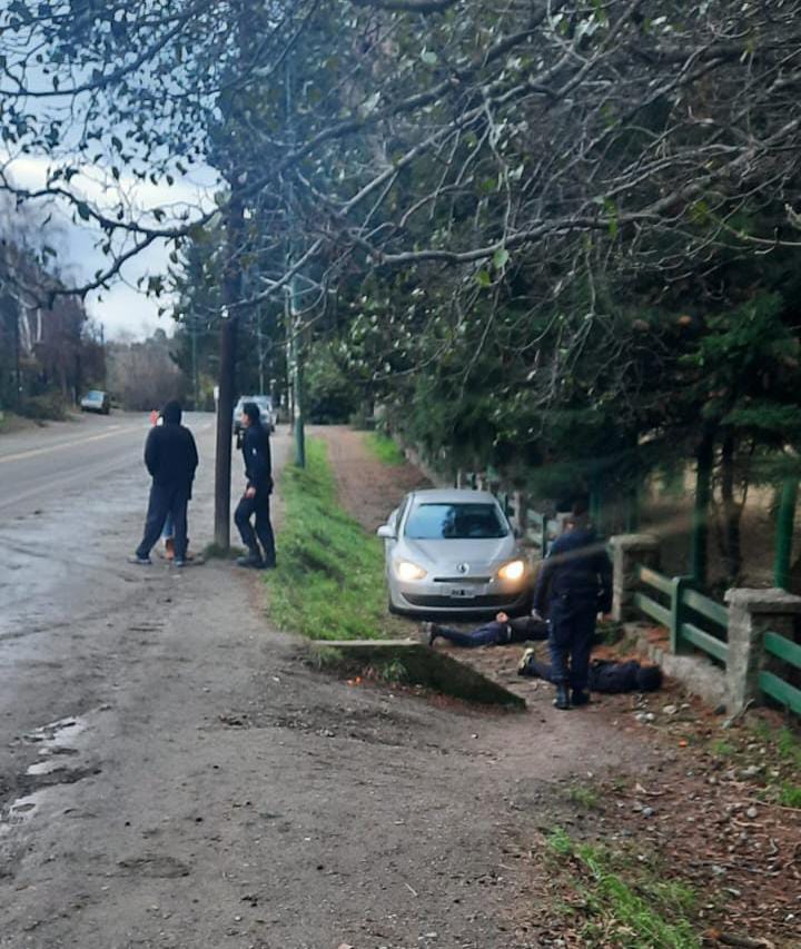 La persecución de los ocupantes del Renault Fluence finalizó la tarde de esta lunes a la altura del kilómetro 6 de la avenida de los Pioneros de Bariloche. (foto gentileza) 