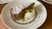 Imagen de Torta de polenta, peras y pistachos