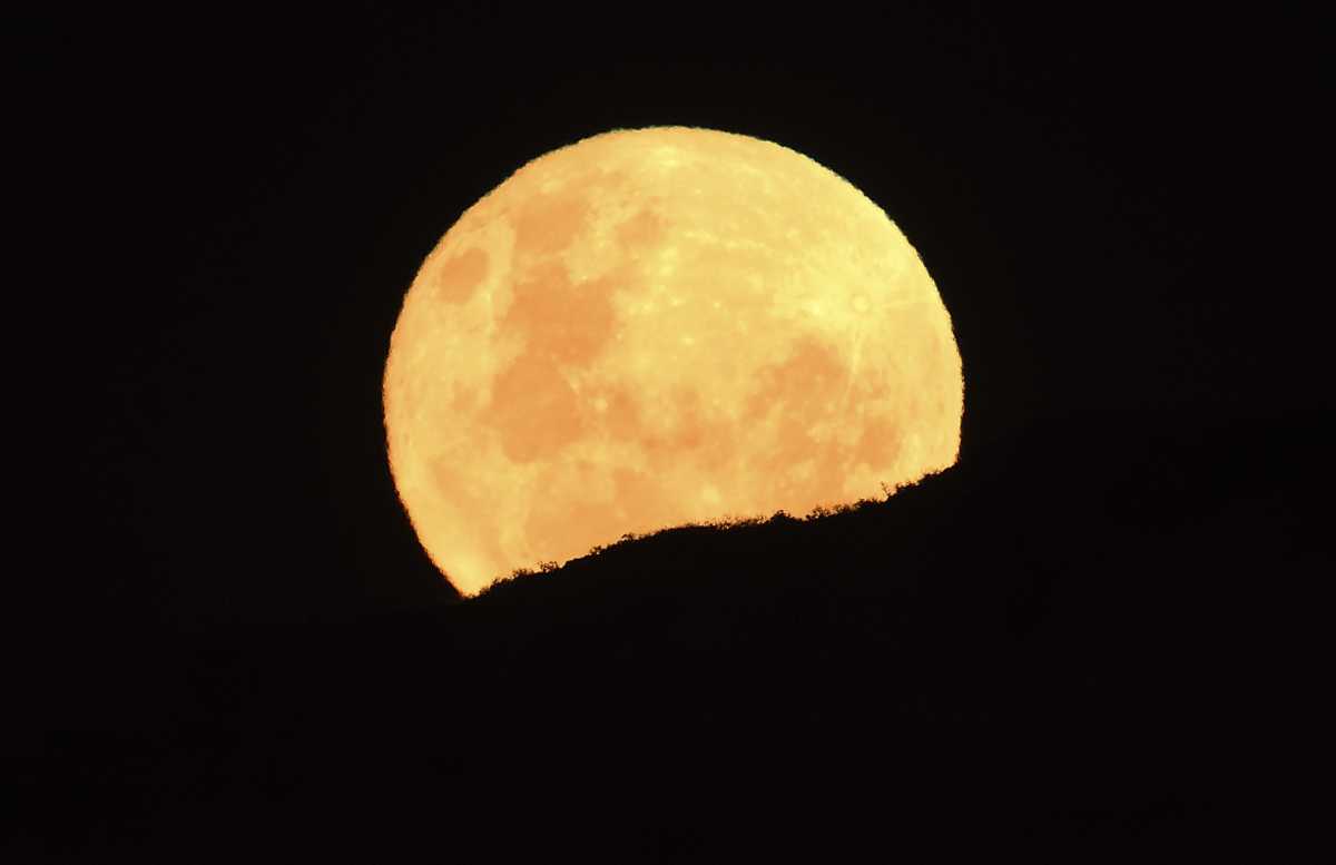 La luna se puede apreciar con un brillo especial esta noche. (Foto: Alejandro Carnevale)