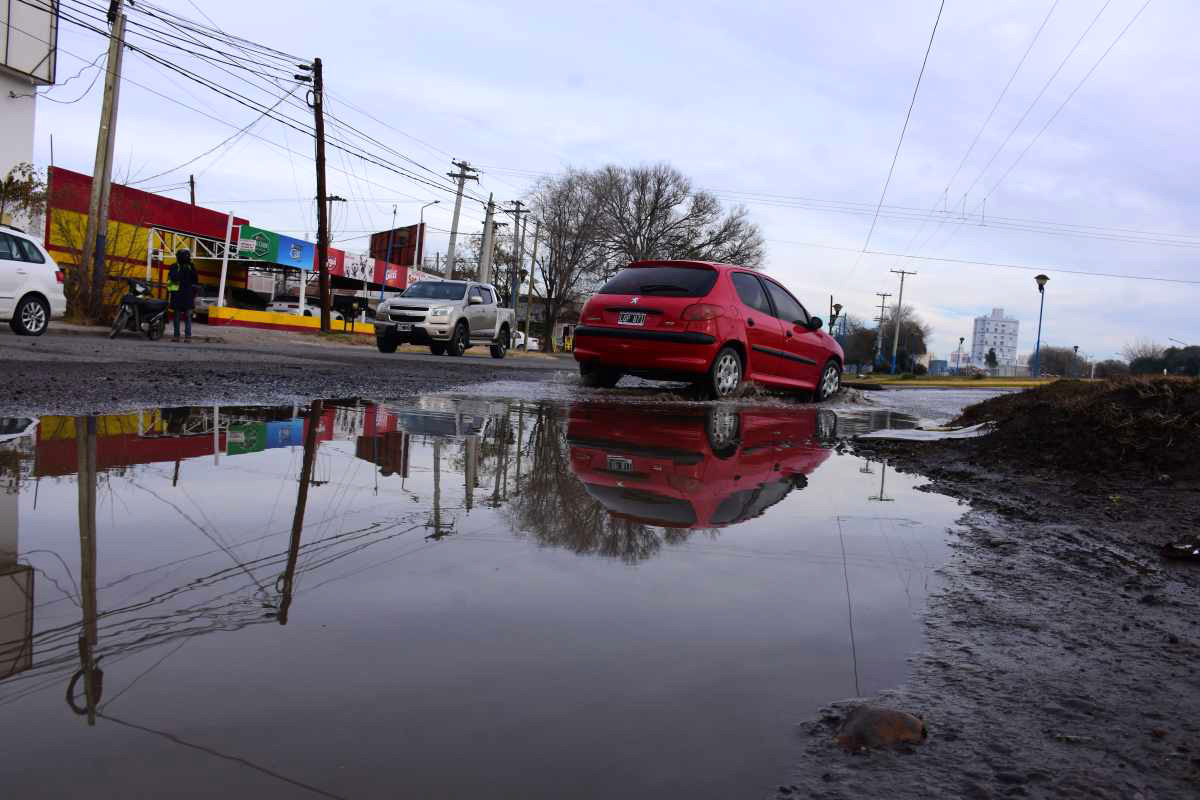 La acumulación de agua es importante en calle Rochdale, en el acceso a la rotonda. (foto Alejandro Carnevale)