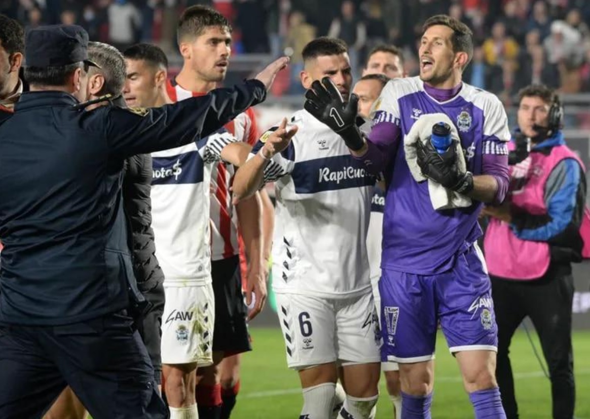 Rey fue increpado por los jugadores de Estudiantes después del partido. "Saludó" irónicamente a la hinchada rival después de que lo discriminaron todo el partido. 