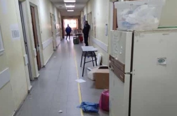 El pasillo del hospital quedó destrozado tras los incidentes que generó el paciente de Salud Mental. (foto: gentileza)