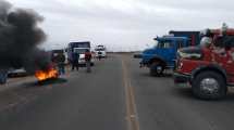 Imagen de Transportistas y fleteros autoconvocados impiden paso de camiones en la Ruta 6, en Roca