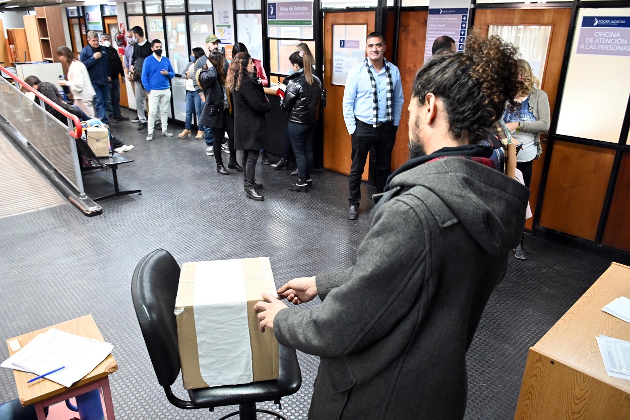 Afiliados al gremio durante la votación en viedma.
Foto: Marcelo Ochoa.