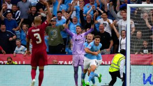 Julián Álvarez anotó pero Liverpool le ganó al City la final de la Community Shield