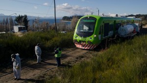 El Tren Patagónico embistió a un camión atmosférico que cruzó un paso a nivel en el ingreso a Bariloche