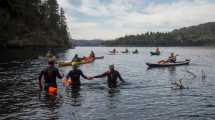 Imagen de Nadaron en las frías aguas del lago Moreno en rechazo a un proyecto náutico en Bariloche