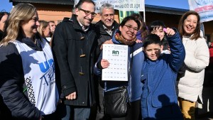 En medio del conflicto gremial, Carreras entregó viviendas a la Unter en Bariloche