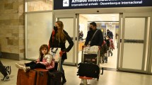 Imagen de Llegaron turistas brasileños a Bariloche en el primer vuelo directo de Aerolíneas Argentinas