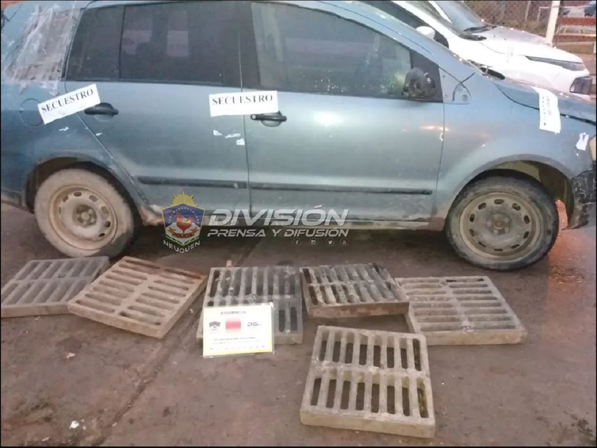 El hombre llevaba las rejillas en el auto en el que viajaba con una mujer y una niña. 