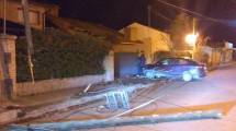 Imagen de Chocó contra un poste y el frente de una vivienda en Regina para luego abandonar el vehículo