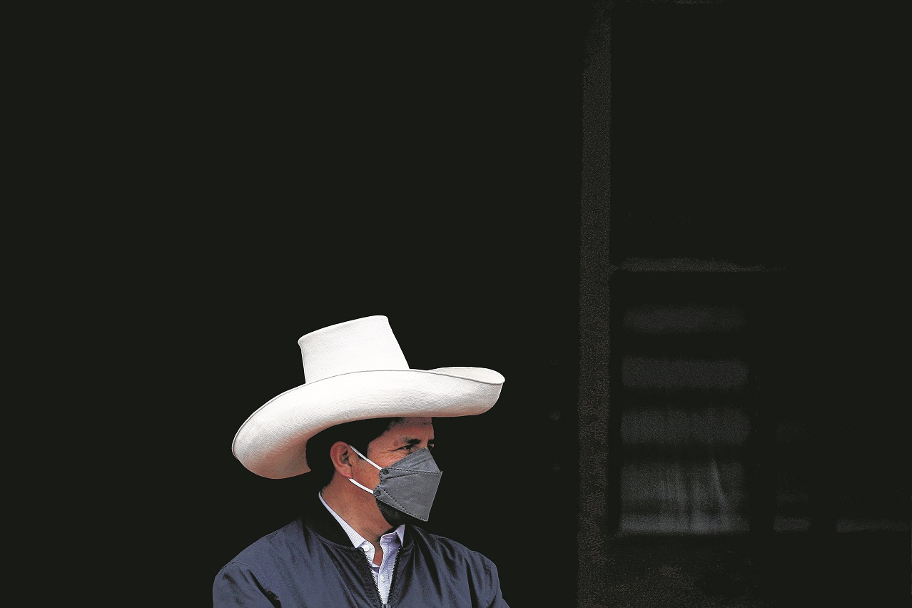   El presidente peruano Pedro Castillo asiste a una ceremonia para promover una ley que extiende la graduación automática de la universidad debido a la pandemia de COVID-19, el 22 de noviembre de 2021, en Lima, Perú. (AP Foto/Guadalupe Pardo, archivo)