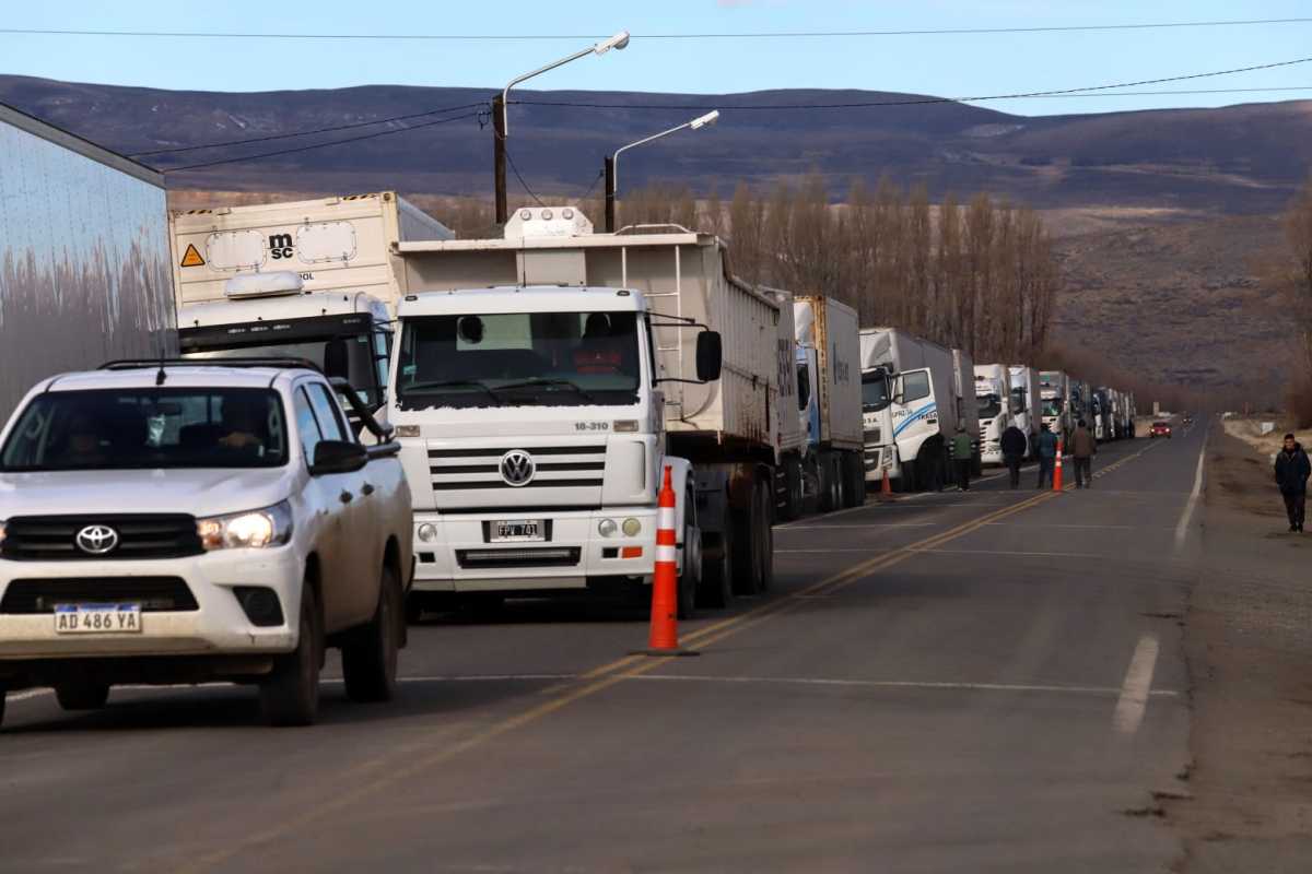 El lunes habían más de 100 camiones varados y hoy son más de 300 que esperan por la apertura del paso, para seguir camino a Chile. Foto archivo.