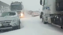 Imagen de Más de 400 turistas y camioneros varados por el temporal de nieve en el Cristo Redentor