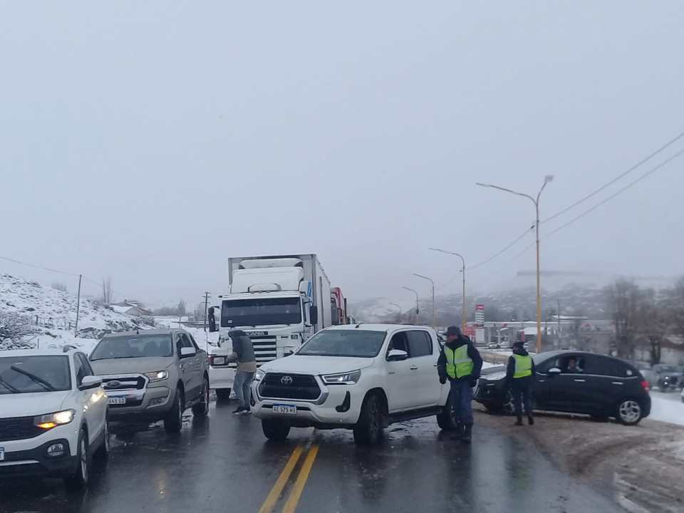 Más camiones y colectivos varados: están en Piedra del Águila y no pueden  seguir por la nieve