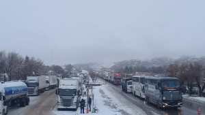 Más camiones y colectivos varados: están en Piedra del Águila y no pueden seguir por la nieve