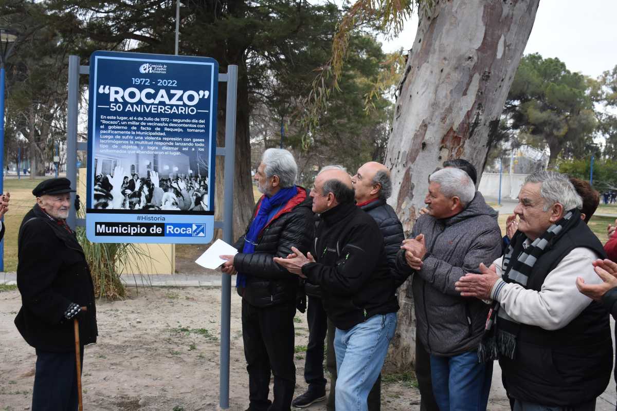 La inauguración del cartel de referencia histórica estuvo a cargo de la intendenta de Roca y de varios vecinos, quienes participaron del Rocazo. Fotos Juan Thomes.