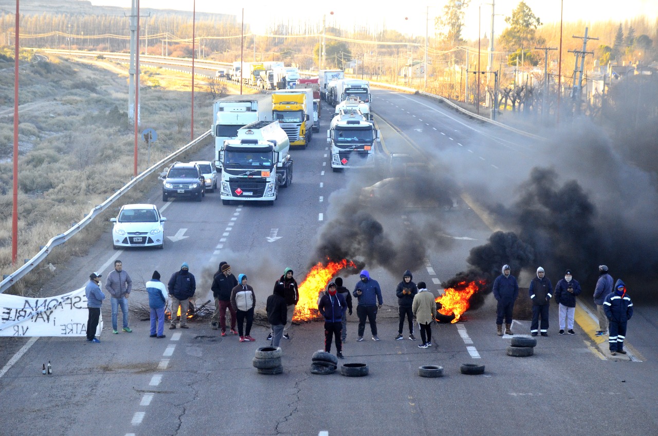 Los trabajadores afiliados a UATRE cortarán la Ruta 22 para reclamar por los salarios para la poda. (Foto Néstor Salas)