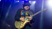 Imagen de Carlos Santana se desmayó en pleno escenario durante un concierto en Estados Unidos