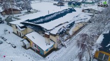 Imagen de El temporal de nieve destruyó el gimnasio municipal de El Hoyo, en Chubut