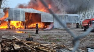 Gran incendio en Beltrán destruyó un predio de extracción y fraccionamiento de miel